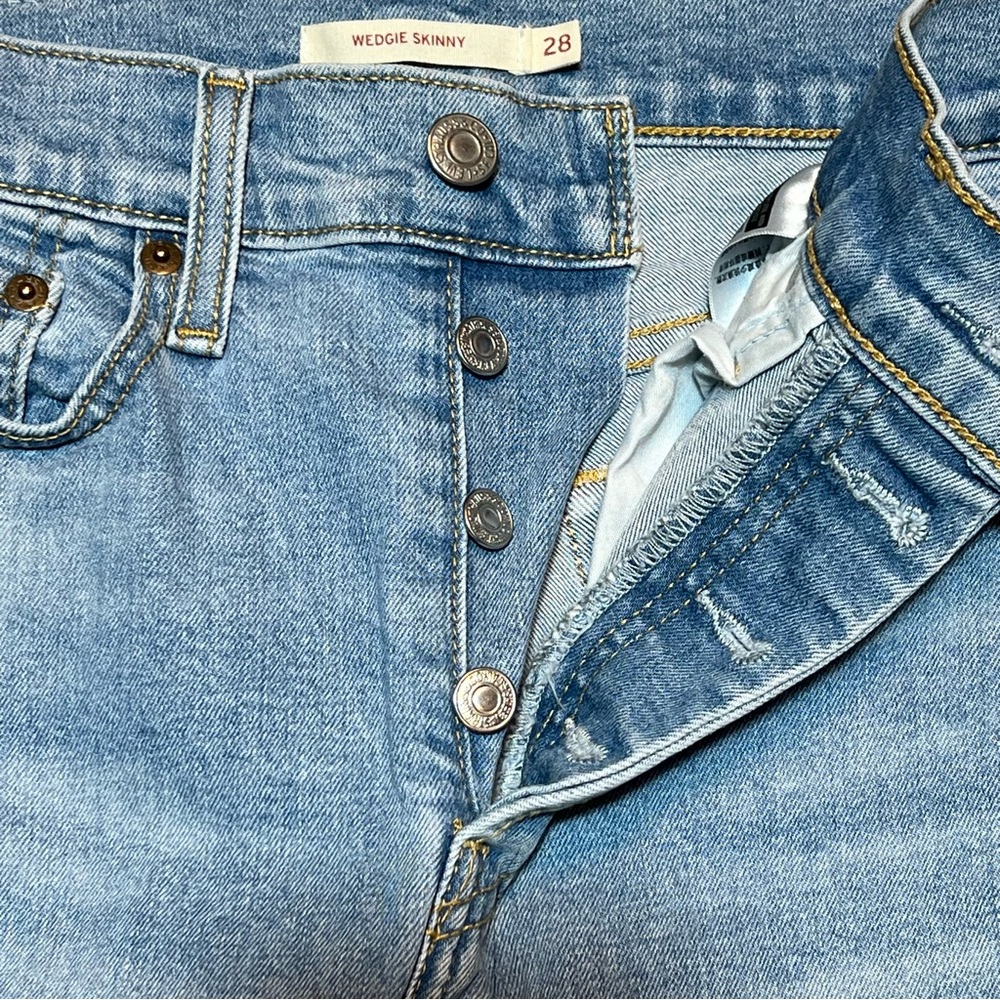 Levis Wedgie Skinny Distressed Jeans Size 28 Button Fly - Picture 4 of 7